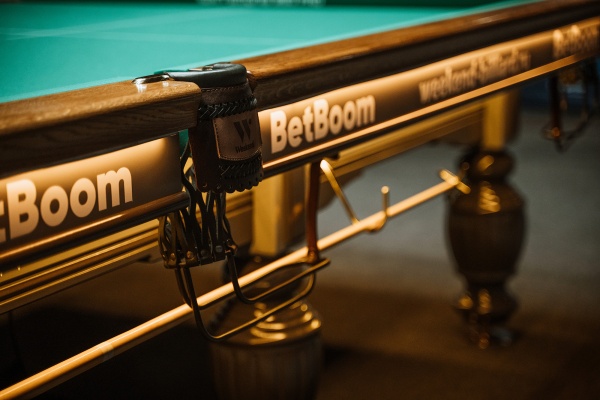 Бильярдный стол для русской пирамиды Weekend "Русский Гранд" (12 футов, 8 ног, 45мм камень) эмаль комбинированный, борта дуб, лузы премиум