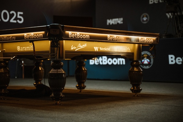 Бильярдный стол для русской пирамиды Weekend "Русский Гранд" (12 футов, 8 ног, 45мм камень) эмаль комбинированный, борта дуб, лузы премиум